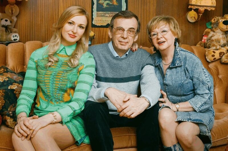 Анна Тараторкина с родителями. Фото: ЯД