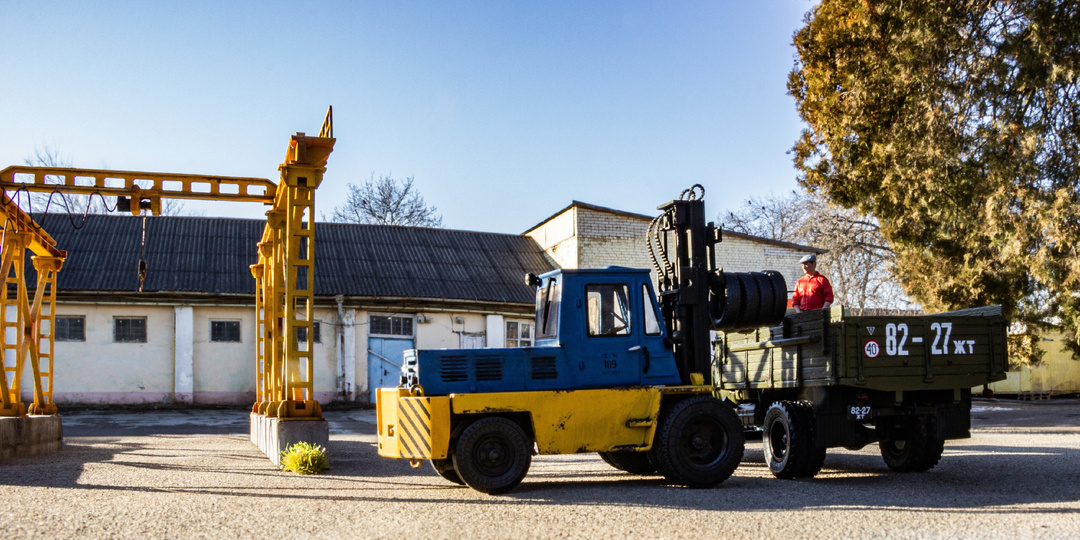 Автомобильный погрузчик АП-4014 от Modelpro, бортовой Газ-53Н от Dipmodels. Масштаб 1:43