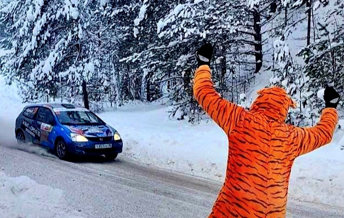 Яркий болельщик на трассе - Влад Полунин, сам катал ралли, а потому искренне поддерживает участников, когда выбирается посмотреть гонку.