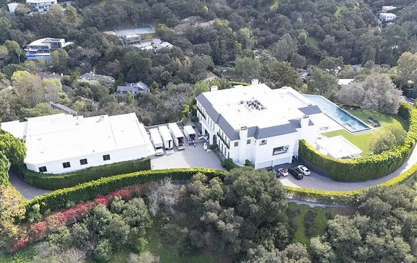  📷    Особняк Джениффер Лопес и Бена Афлика / Фото: backgrid.com