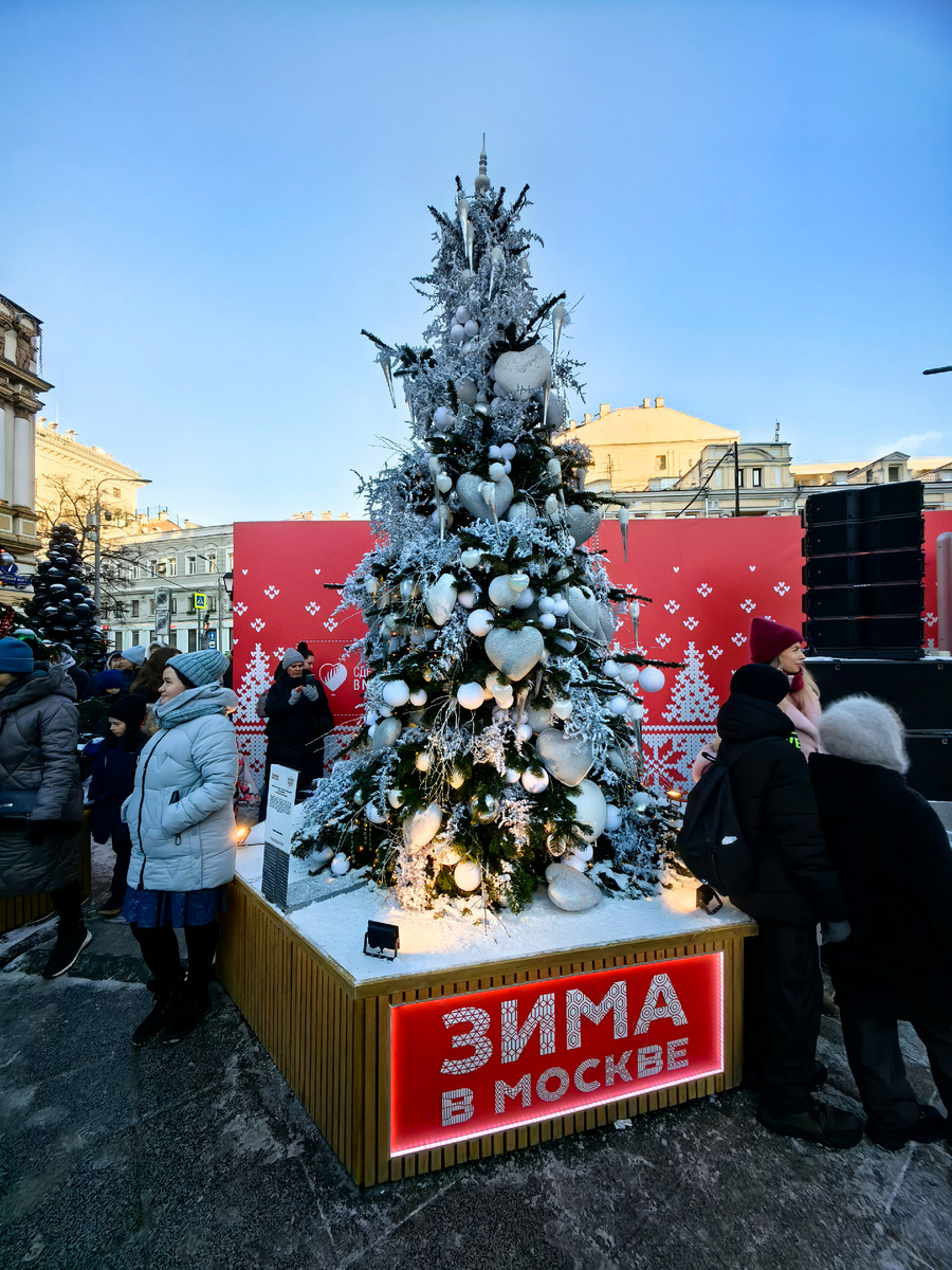 Ёлка от YOU WANNA. Новогодняя Москва. Дизайнерские ёлки на Кузнецком мосту 2025
