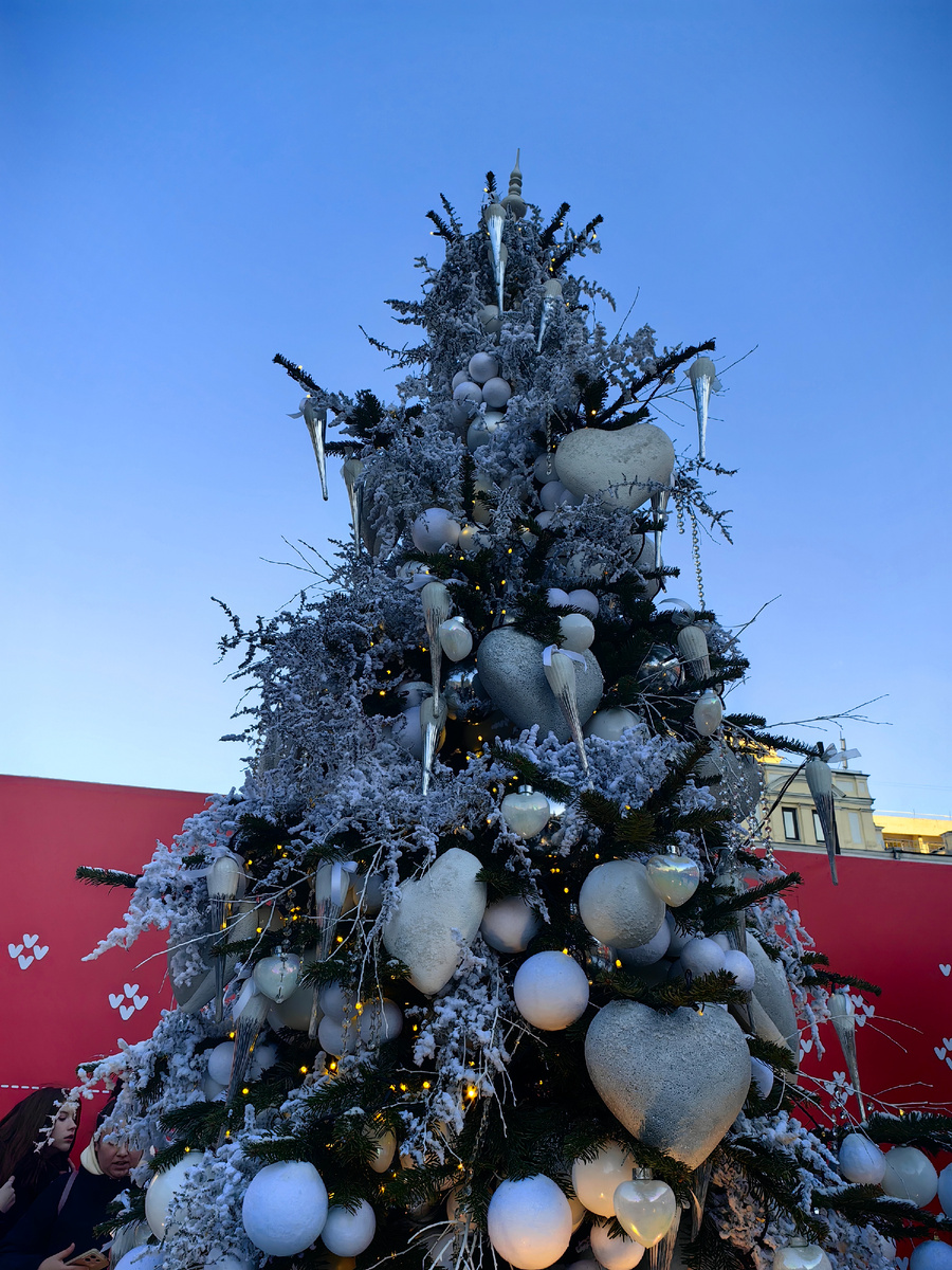 Ёлка от YOU WANNA. Дизайнерские ёлки на Кузнецком мосту 2025