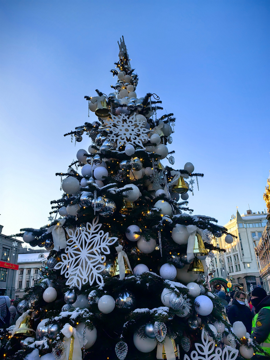 Ёлка от RUBAN. Дизайнерские ёлки на Кузнецком мосту 2025