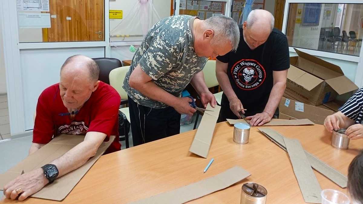    Ветераны в Сургуте изготавливают окопные свечи для участников СВО