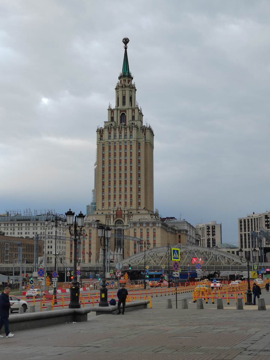 Площадь трех вокзалом. Москва