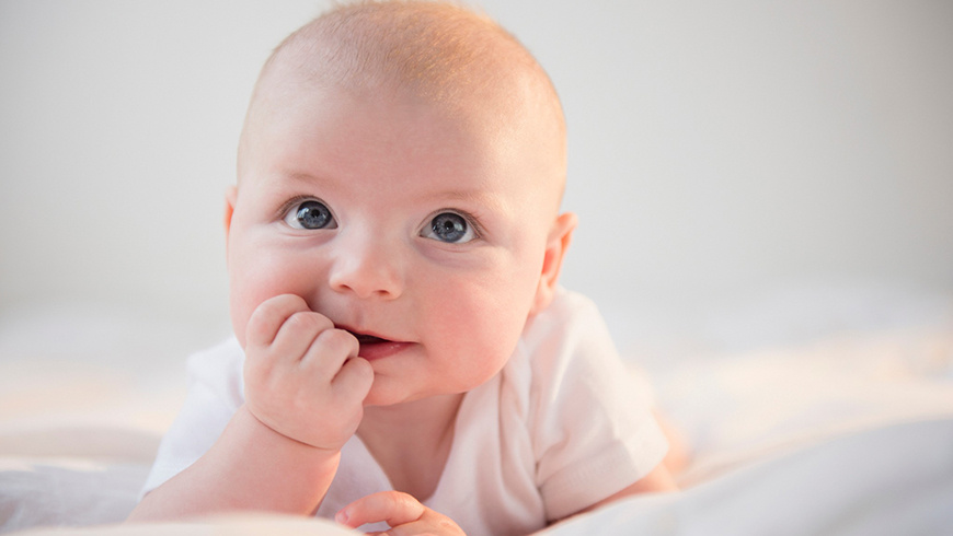 источник https://virilisspb.ru/razvitie-malysha-v-pervye-mesyaczy-zhizni/