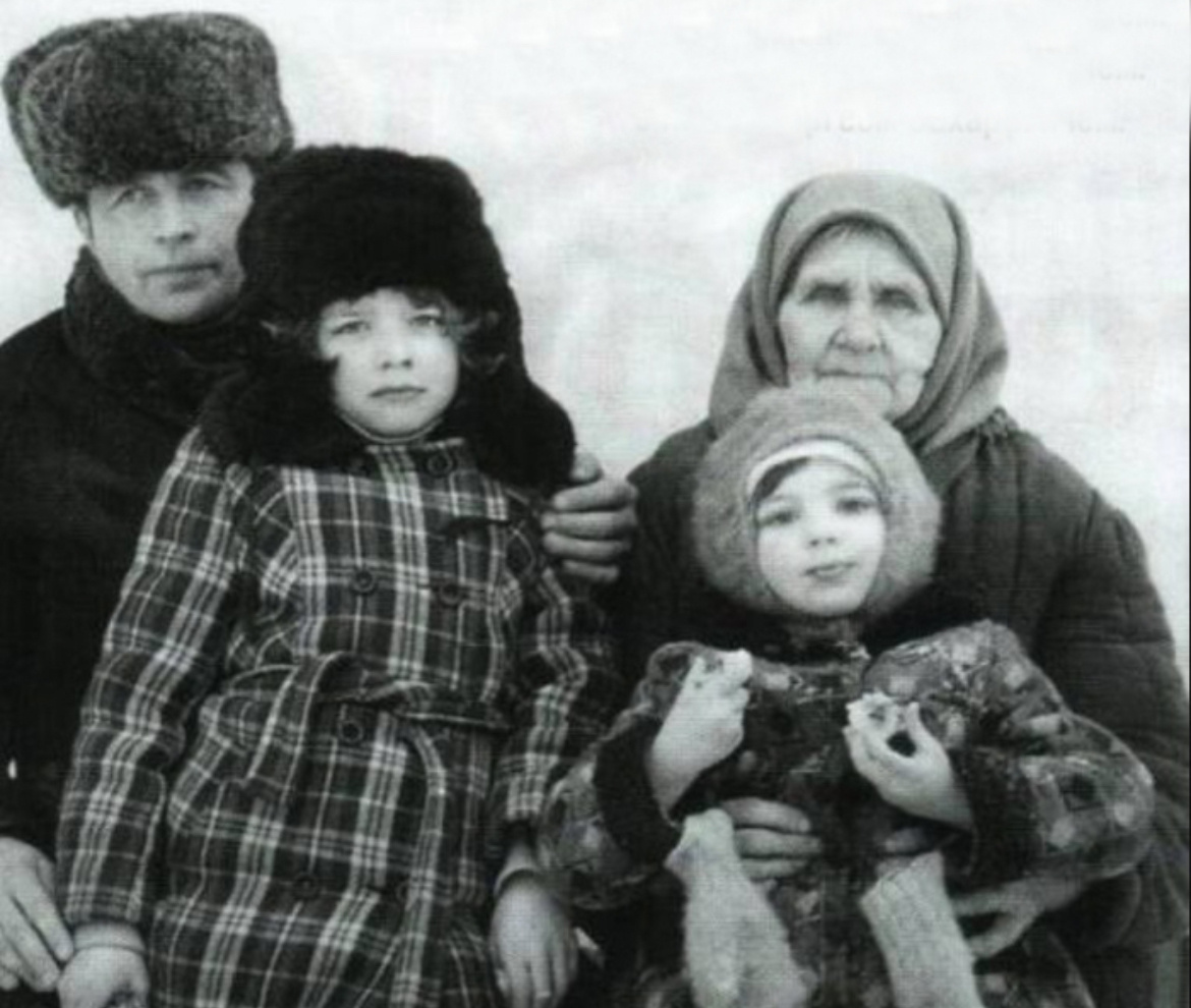 Ирина Пегова на руках у бабушки.