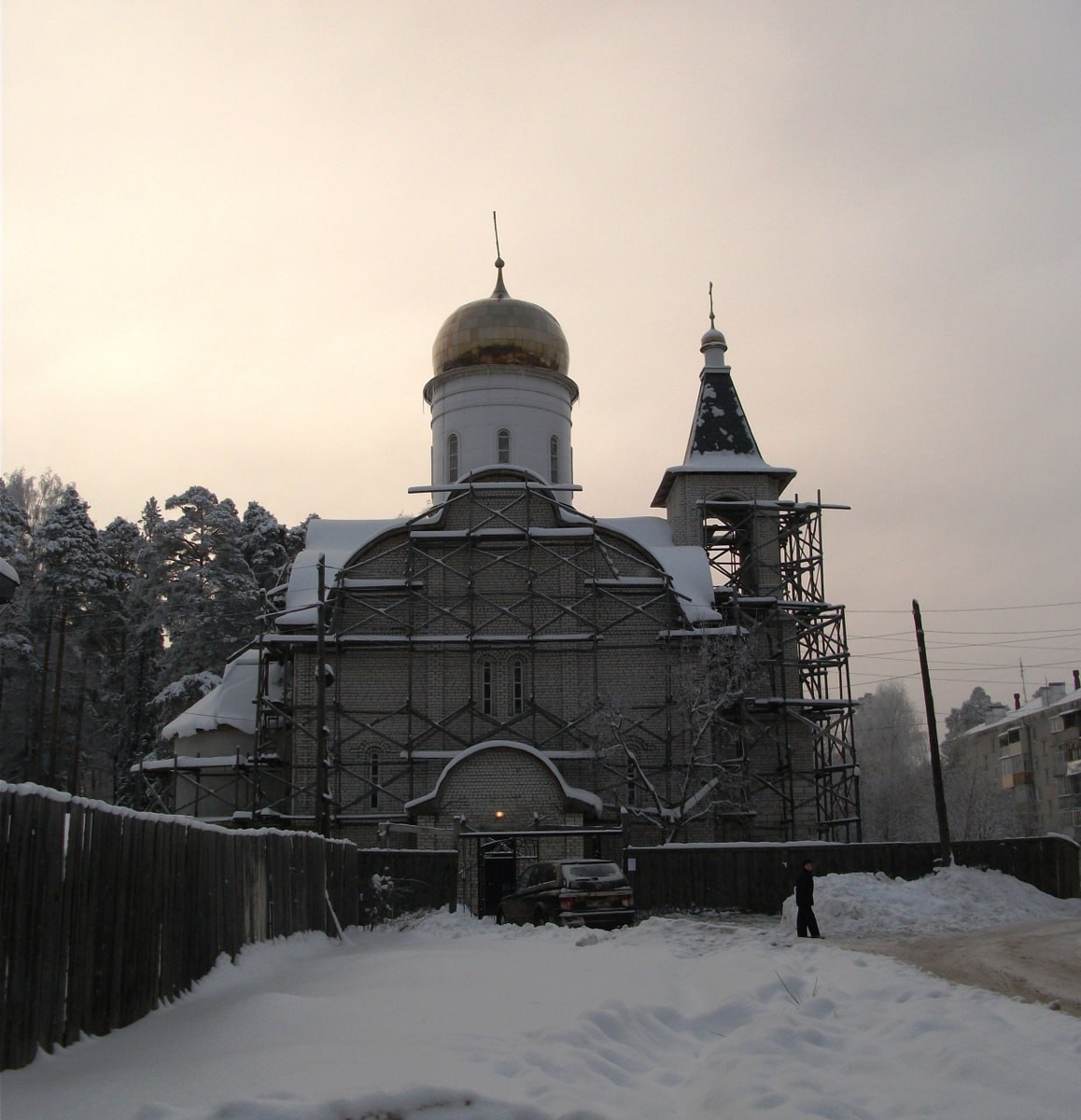Часовенка слева, за забором