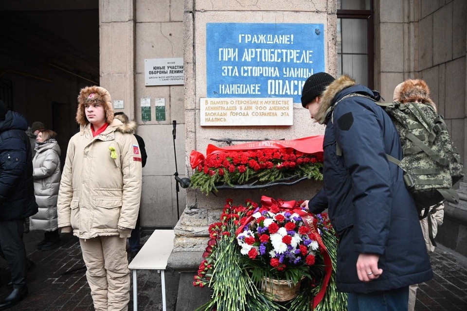    Табличка находится на фасаде дома 14 на Невском проспекте. Алексей БУЛАТОВ