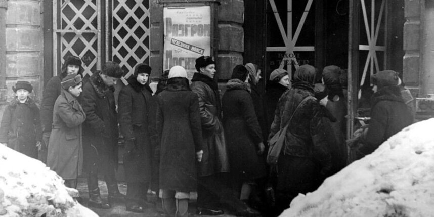    4 марта 1942 года. Очередь в кинотеатр "Молодёжный" на Садовой улице.предоставлено авторами книги