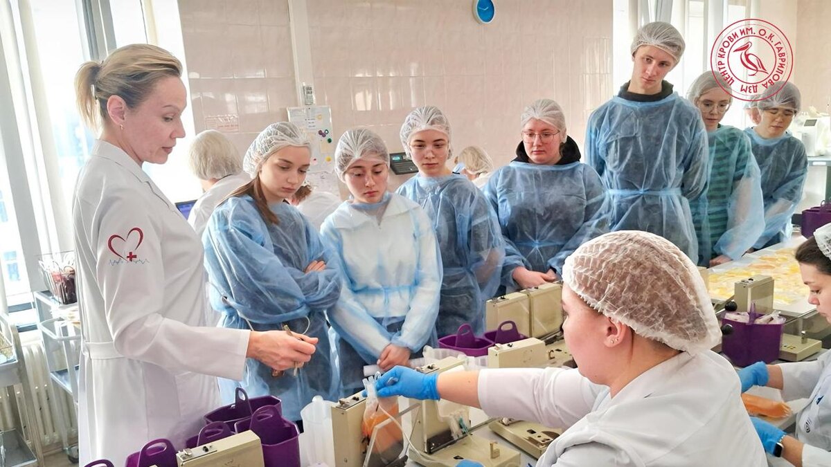 Экскурсию в отделении фракционирования Центра крови имени О.К. Гаврилова проводит главная медсестра Елена Козловских