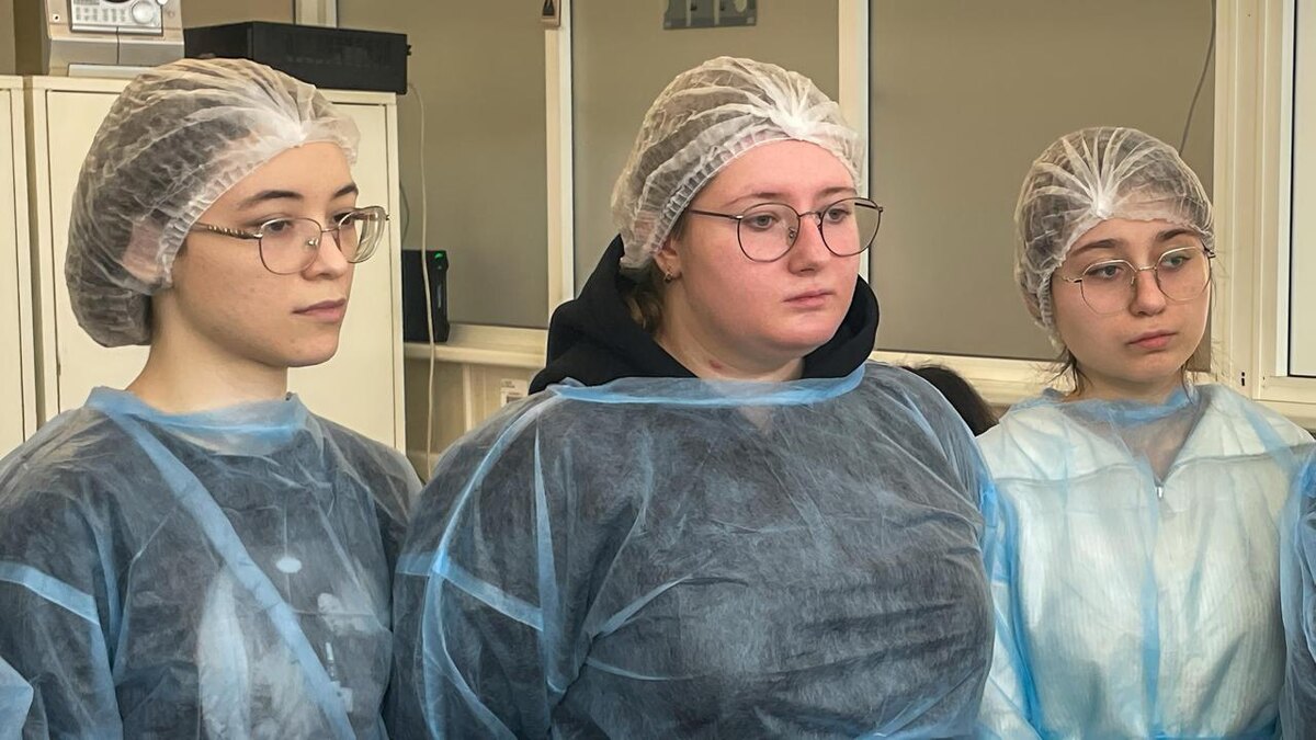 Студенты 3 курса медицинского колледжа №7 Москвы, Юлия Никитина - в центре