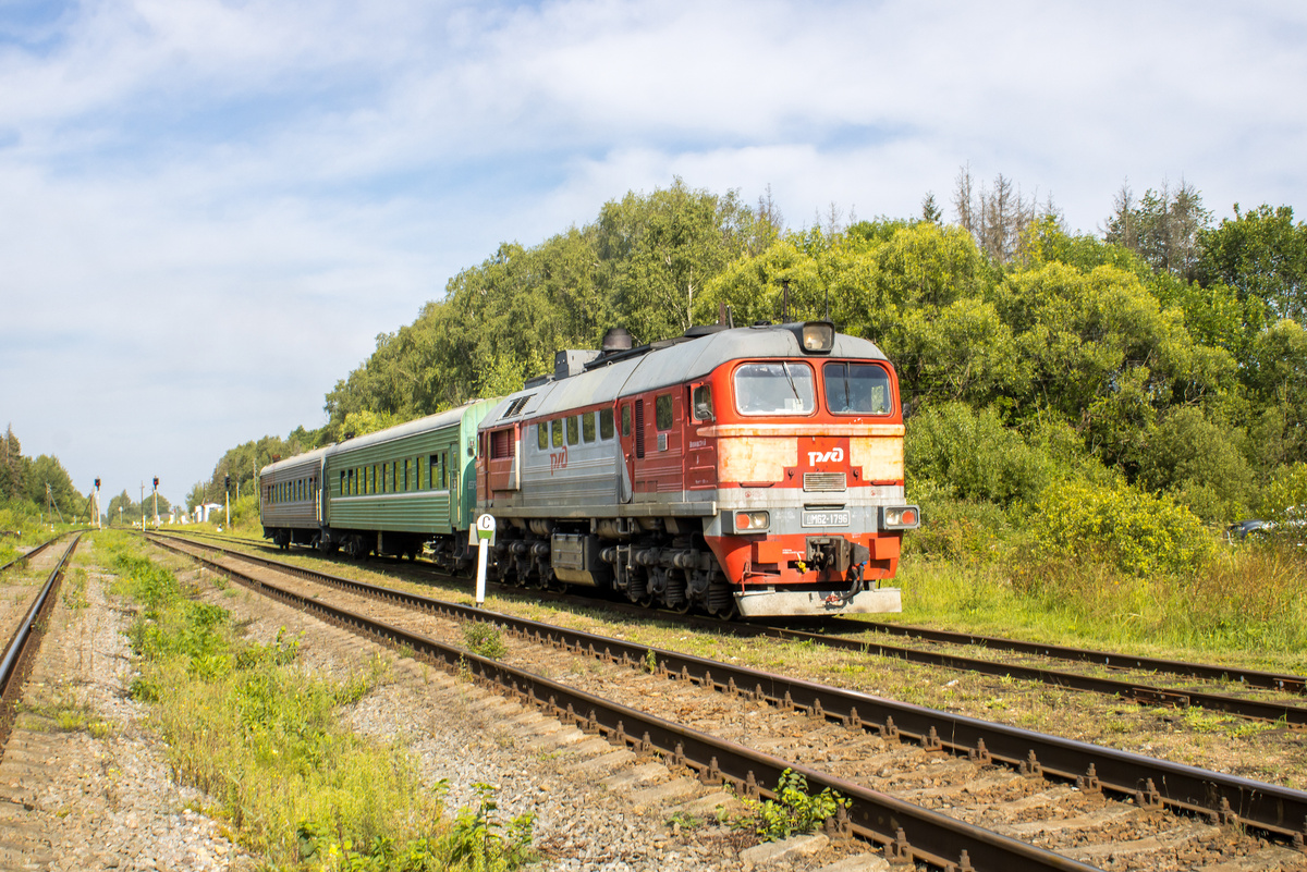 Тепловоз ДМ62-1796 с пригородным поездом Сонково - Савёлово на станции Калязин пост. Сейчас, кстати, данный тепловоз покрашен в такой же зелёный окрас, как и ДМ62-1797 с предыдущей фотографии. 