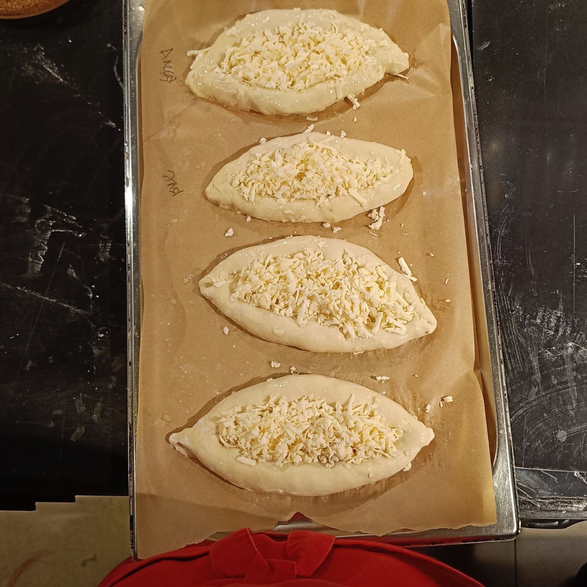 Фото подруги. Ходили на день рождения к подругам в "Кухню за кулисами", общались и готовили 3 блюда с шеф-поваром, в том числе вот эти хачапури. Очень вкусные получились! Теперь умею их стряпать. Из пирожкового теста. 