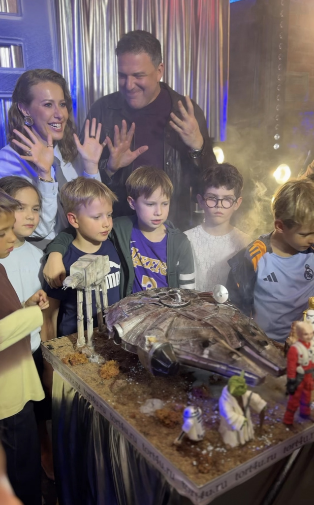 Торт с тематикой Звёздные воины на день рождения Платона, сына Ксении Анатольевны Собчак