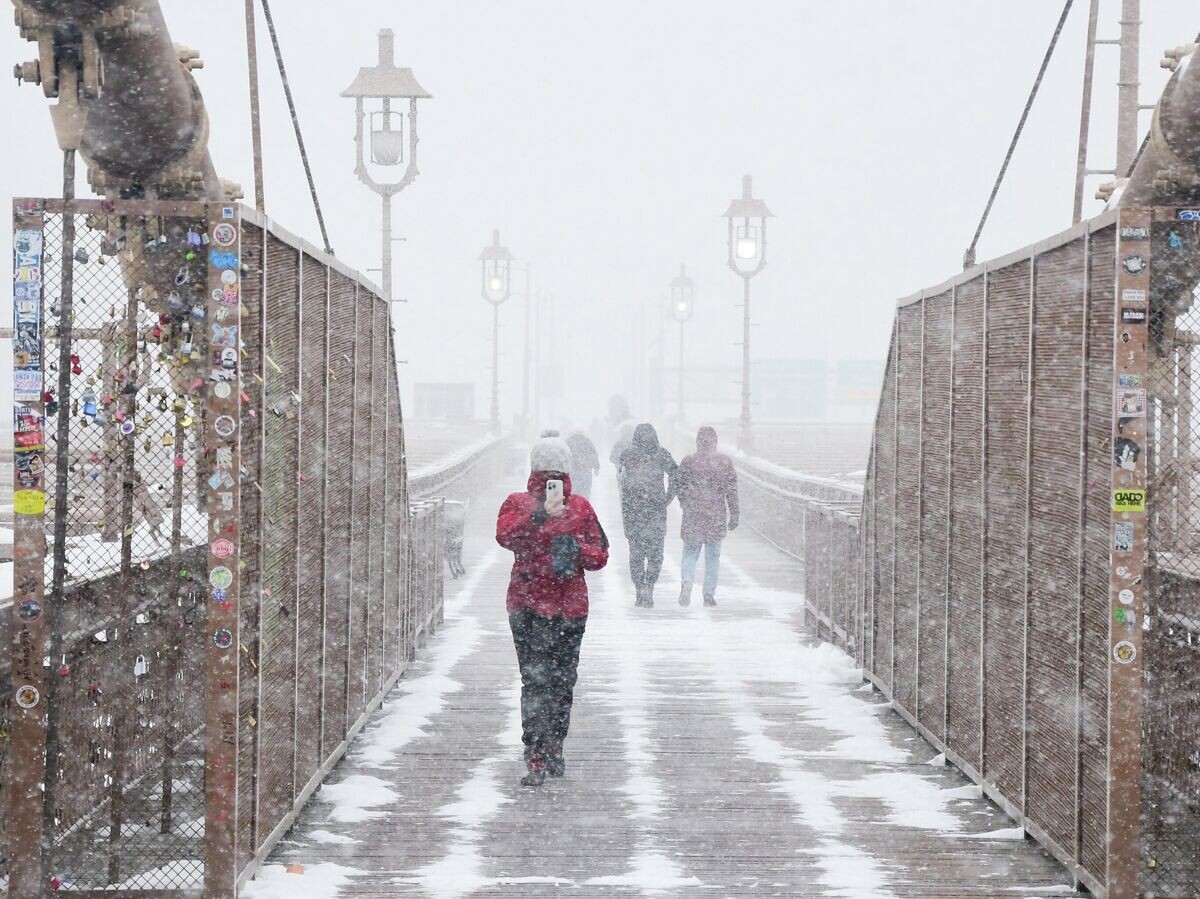    Прохожие во время снегопада на Бруклинском мосту в Нью-Йорке | © РИА Новости / Алексей Алексеев
