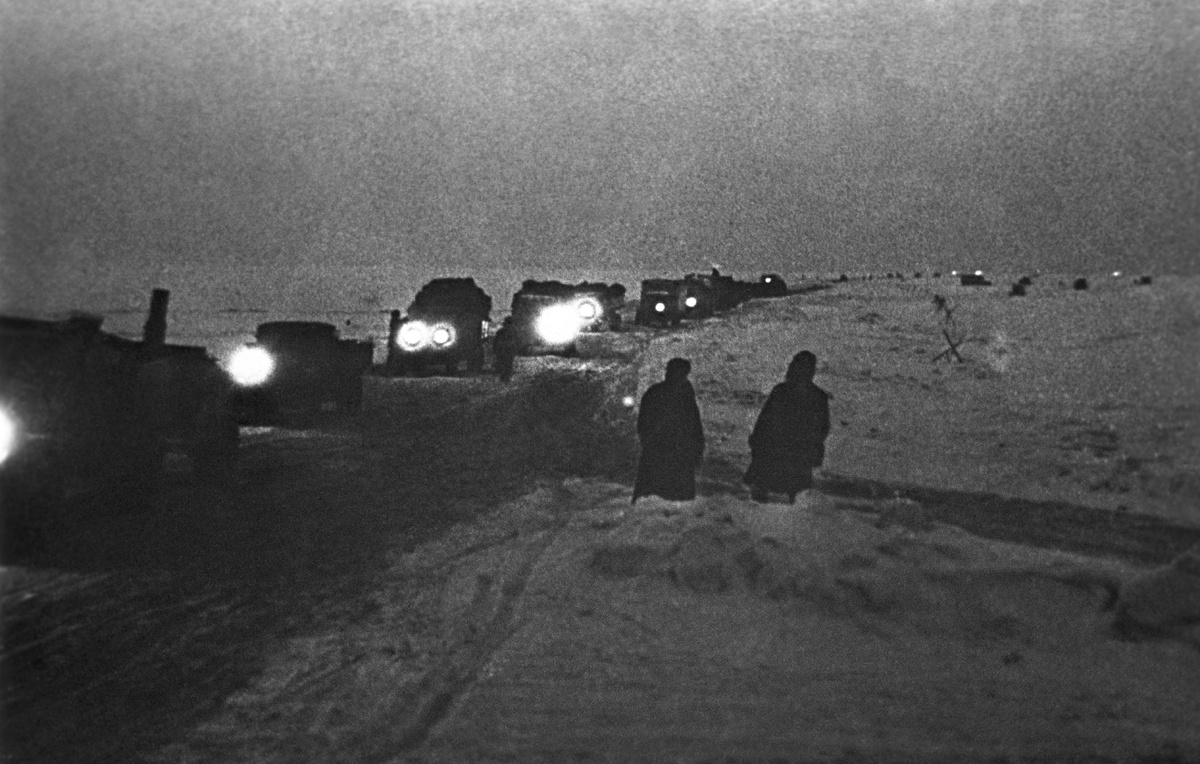    Доставка грузов в осажденный немецко-фашистскими захватчиками Ленинград по льду Ладожского озера во время Великой Отечественной войны  Рафаил Мазелев/ТАСС