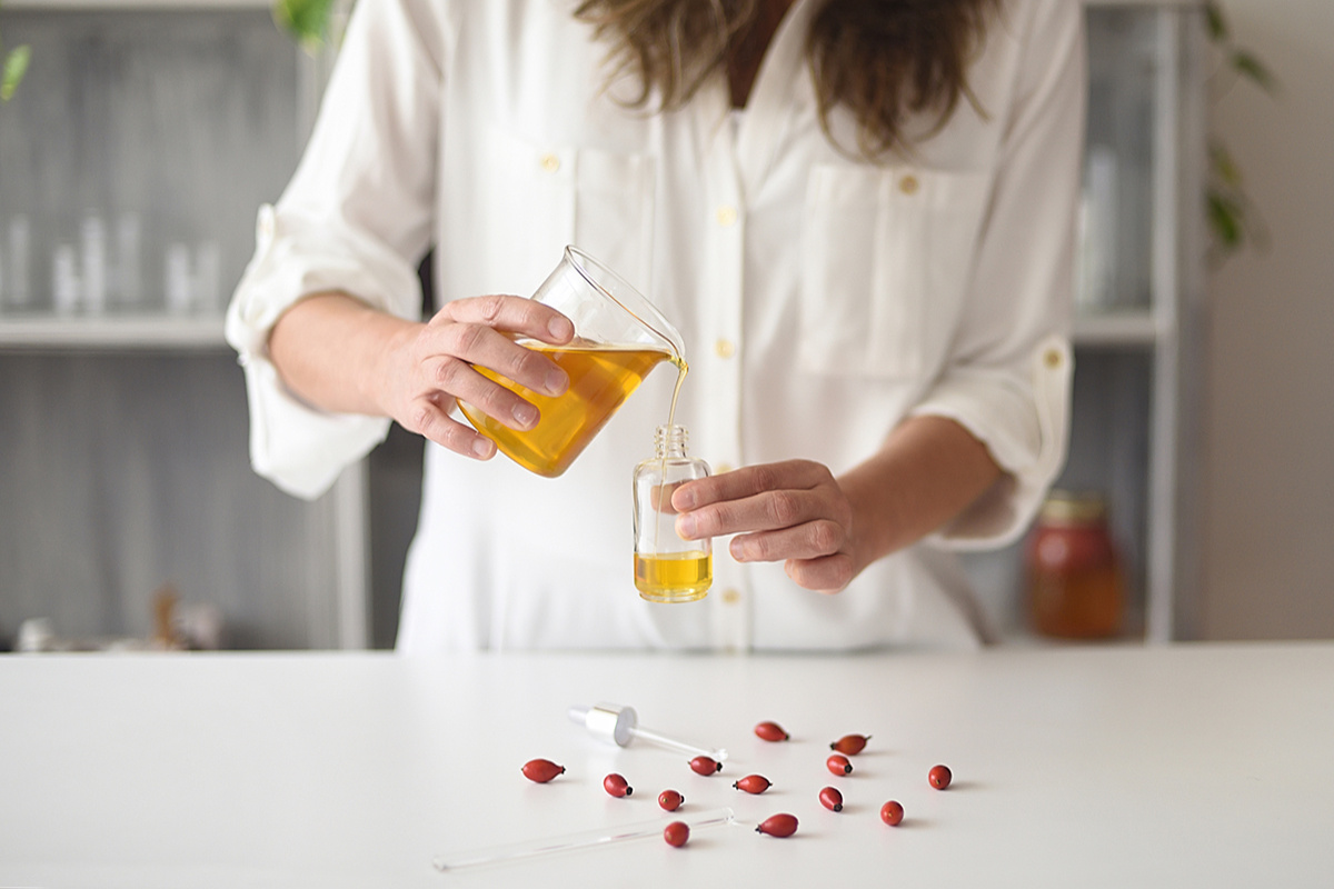    В масле шиповника много витаминов и жирных кислот, которые питают и увлажняют кожуshutterstock