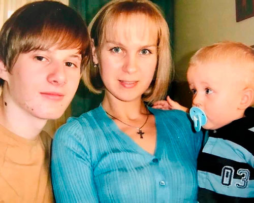 Светлана Чуйкина с сыном и пасынком. Фото: КП