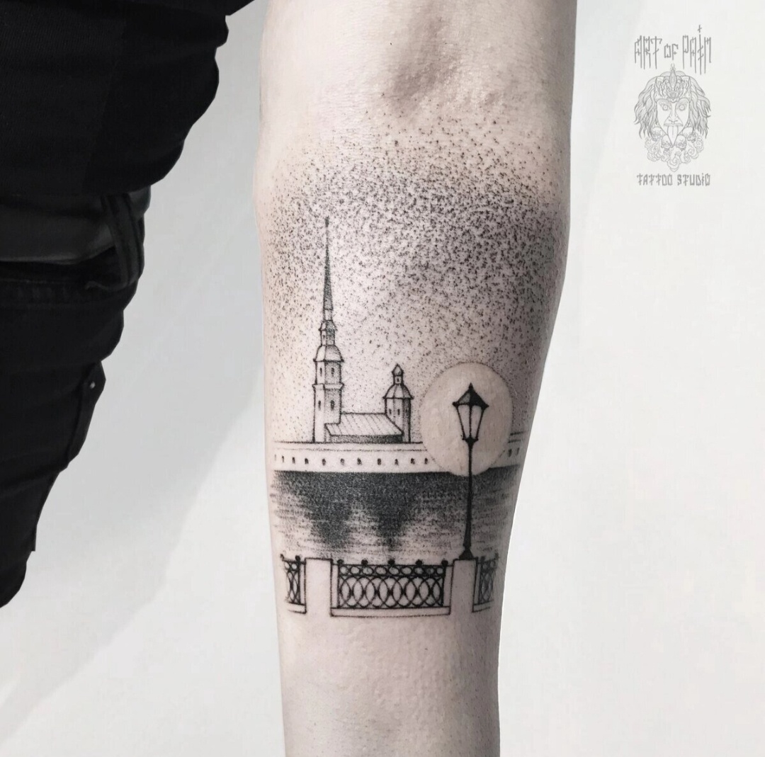 Фото автора. Моя татуировка с клеймом мастера вверху. 