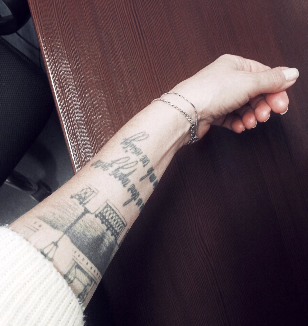 Надпись появилась позже. Там стихи Анны Ахматовой. "А я один на свете город знаю и ощупью его во сне найду". Созвучно мне)). 