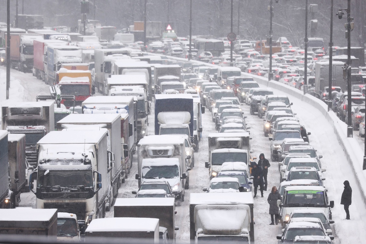    Из-за снегопада жители Москвы были вынуждены добираться на работу сквозь огромные пробки./Сергей Михеев/ РГ