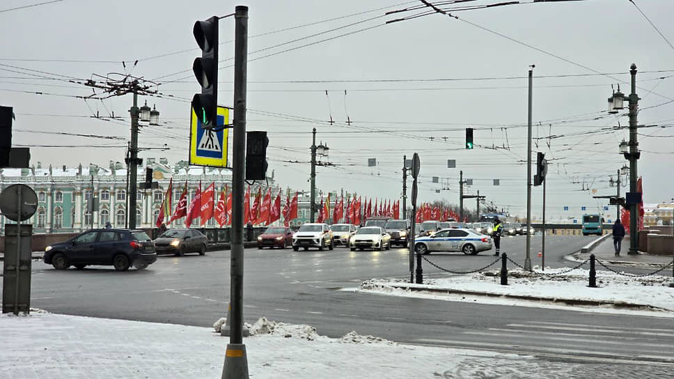 ГАИ обеспечивает перекрытие движения по Дворцовому мосту.📷Фото: Артемий Чулков / Коммерсантъ