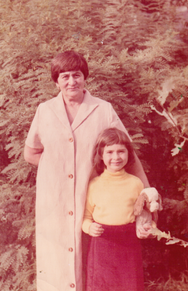 Здесь мне шесть лет. Я с любимой бабущкой возле её работы. Фото из личного архива автора 