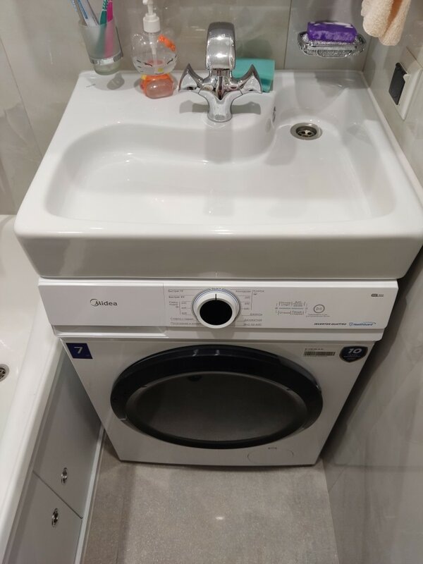 Комплект тоже с раковиной Сантек - Клио. Зазора уже нет.