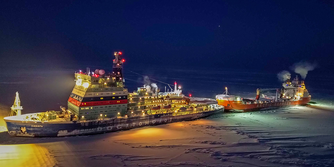 Атомный ледокол впервые провел судно на Енисей «вплотную»