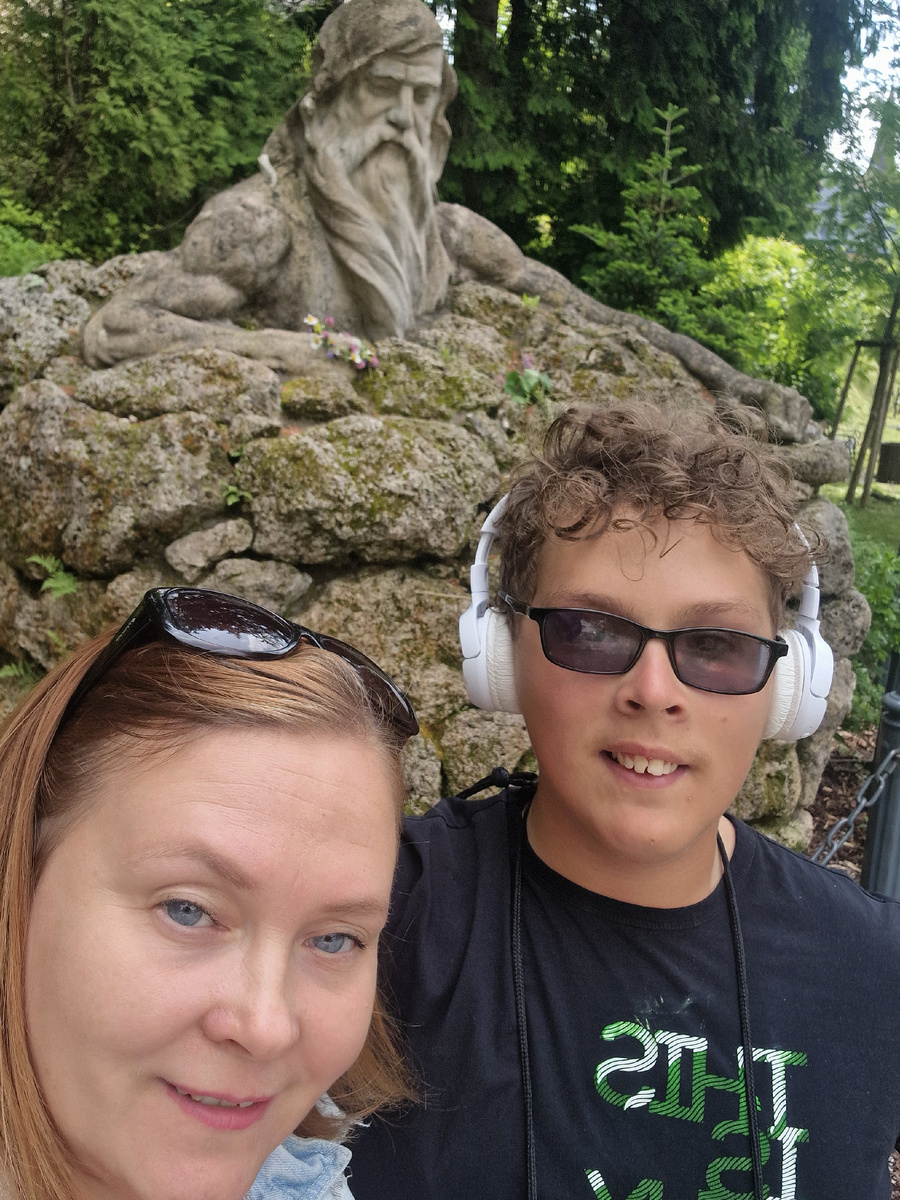 это мы с Мишей летом)