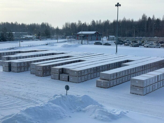 Будущие солнечные панели на складе временного хранения у села Дежневка / Фото: телеграм-канал Мария Костюк