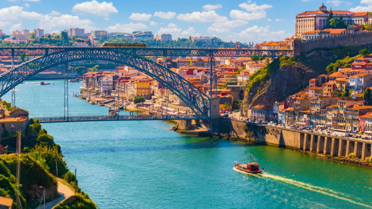 Мягкий средиземноморский климат также важен. Лето здесь не слишком жаркое, а зима мягкая, что делает страну комфортной для жизни круглый год.