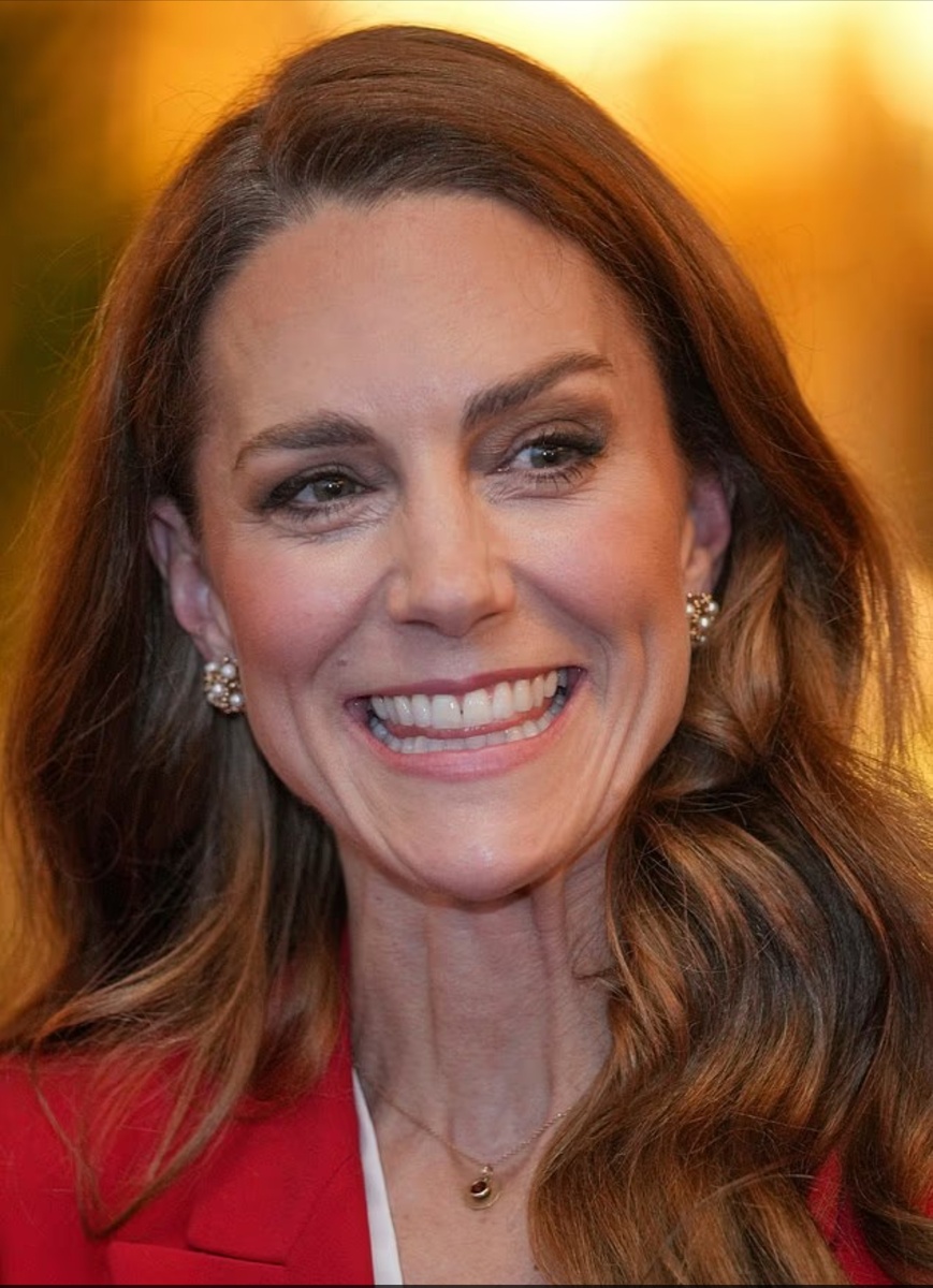 Совсем недавно Кейт носила кулон с красным гранатом — своим камнем по знаку зодиака, — который, по мнению некоторых, обладает «защитными» свойствами и может «оберегать владельца от травм».