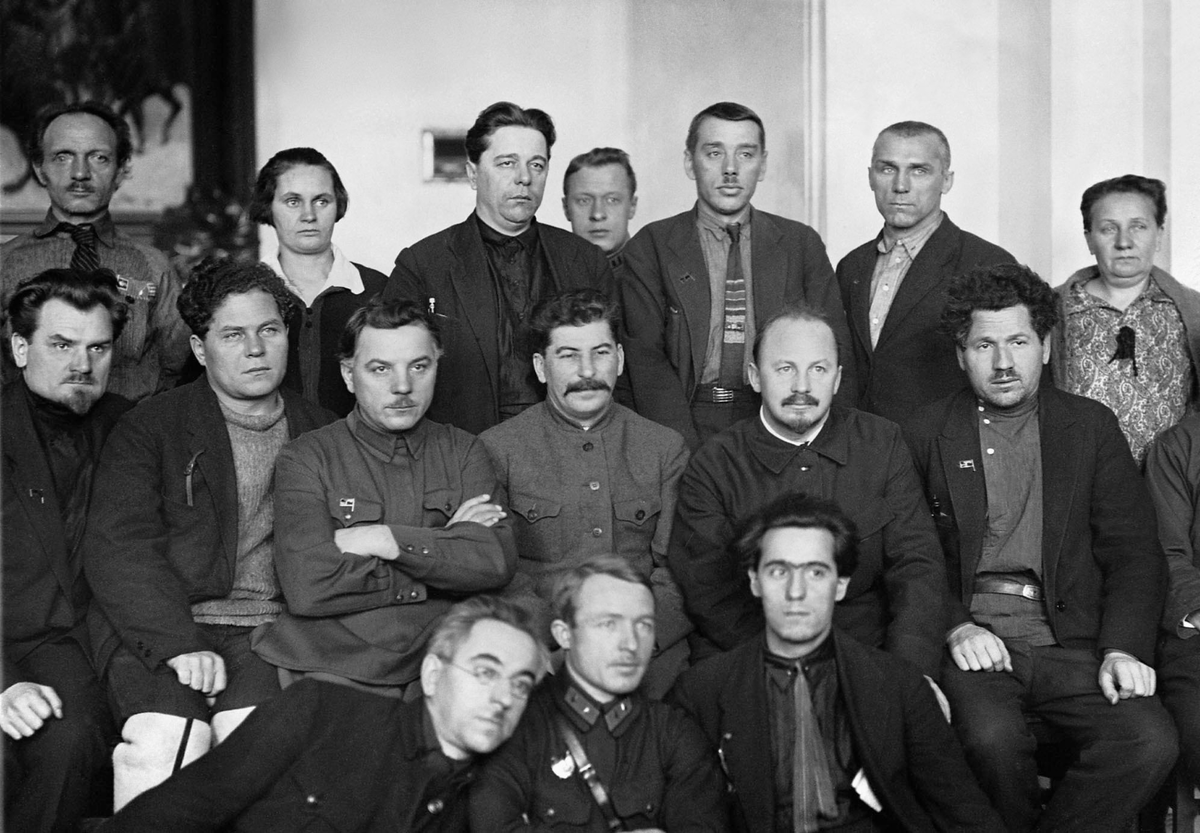Иосиф Сталин (в середине) и руководство СССР, 1930-е годы. фото из ria.ru