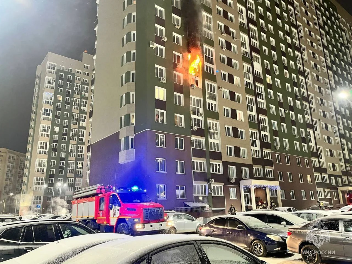 г.Омск.  ПОЖАР в Кузьминках. Точную причину возгорания установит пожарно-техническая экспертиза. По предварительной версии причиной пожара могло стать короткое замыкание проводки на балконе.