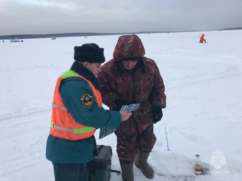 Специалисты МЧС России ведут профилактическую работу на Белоярском водохранилище