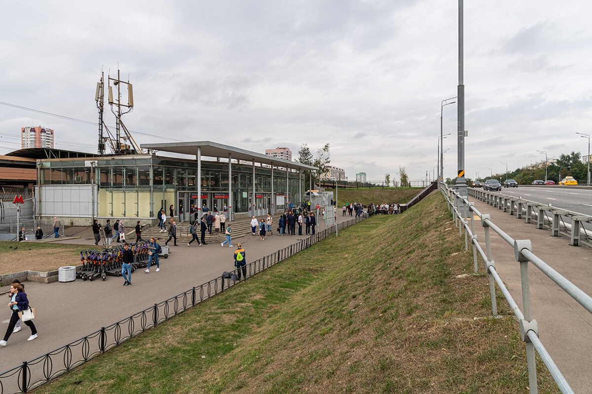  Назначь они встречу утром или где-нибудь в пять часов вечера, навряд ли им удалось бы встретиться.