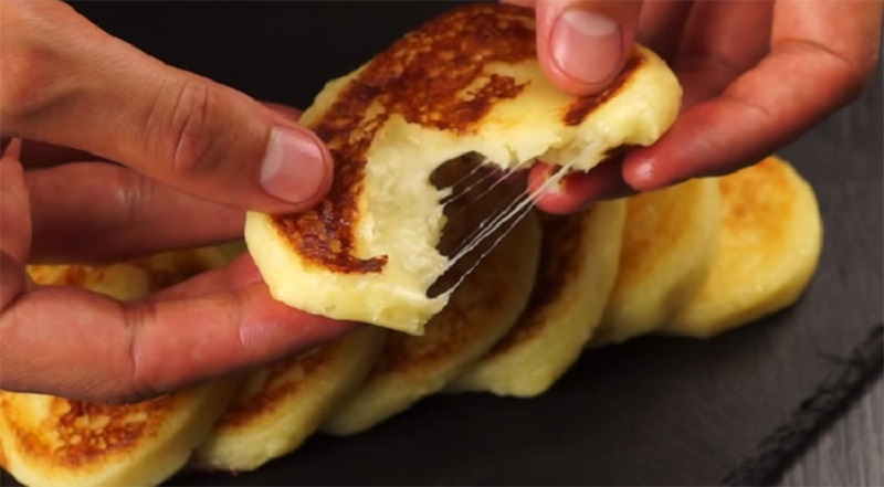 Картофельные сырники с тягучей сырной серединкой: как превратить обычное пюре в кулинарную находку