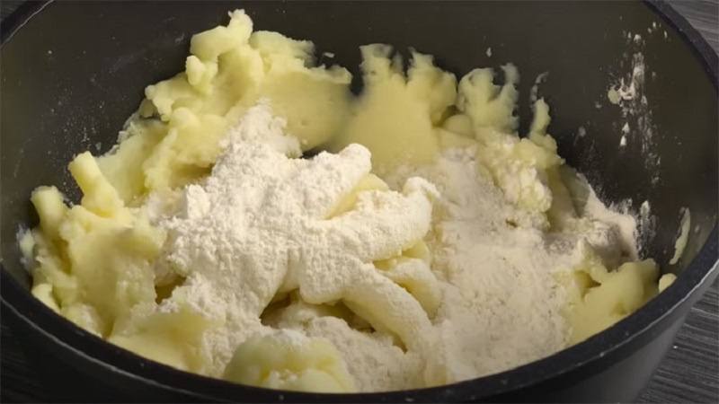 Картофельные сырники с тягучей сырной серединкой: как превратить обычное пюре в кулинарную находку