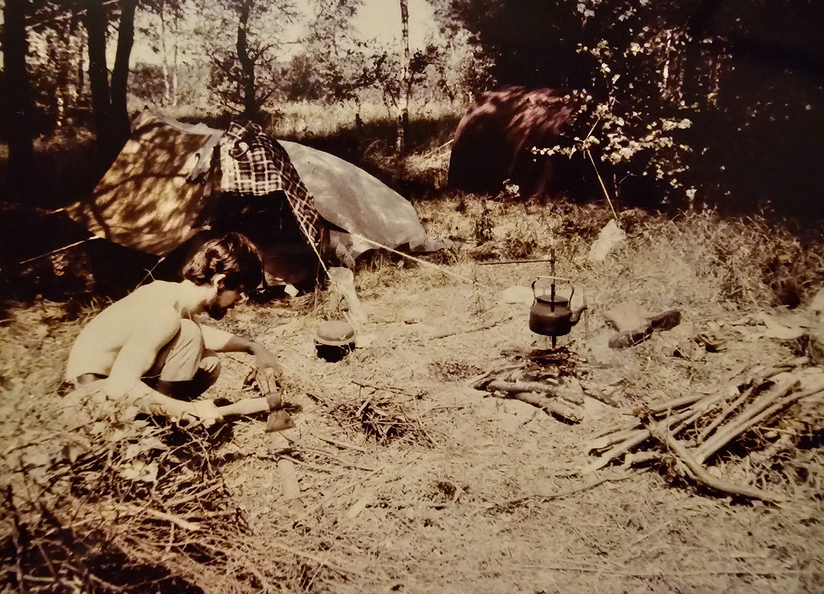 Конец 80-х. Лес, палатка, лето.. и топор, тот самый. Извиняюсь за качество старой фотографии, и такая-то сохранилась случайно.