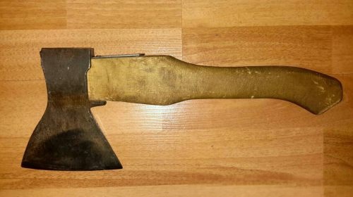 Топорик 1-го ГПЗ - мой первый топор. К сожалению, архив старых фотографий почти полностью погиб при переезде, так что фото гораздо более позднее. Извиняюсь за низкое качество.