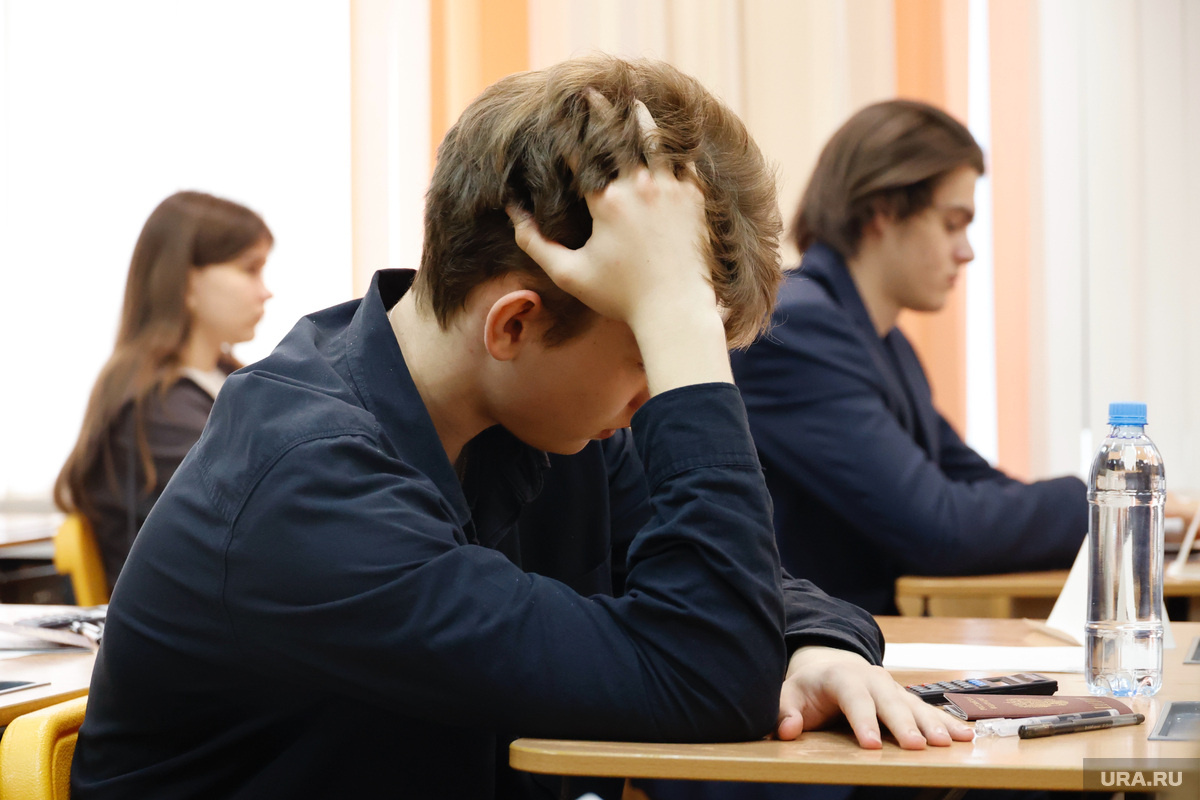 Обсуждение целесообразности возвращения оценок за поведение поручил организовать президент России Владимир Путин. Фото: Екатерина Сычкова © URA.RU