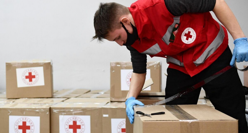    Волонтер в пункте сбора гуманитарной помощи | © РИА Новости / Павел Лисицын