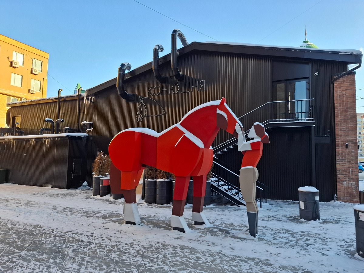 Скульптура "Красный конь"