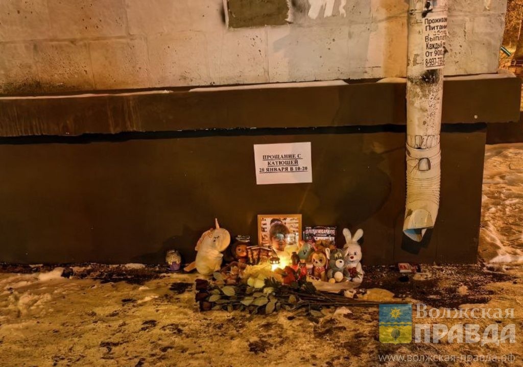 Фото: тгк "Волгоград. Красноармейский"📷    В Волгограде простятся с выпавшей с пятого этажа семиклассницей
