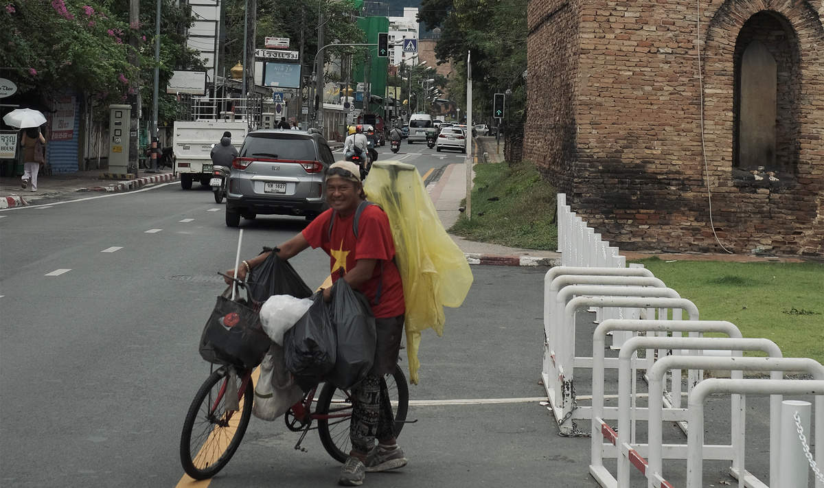 В Таиланде меня удивило качество дорог, а в объектив попал улыбчивый местный житель.Фото: Диана Акчурина