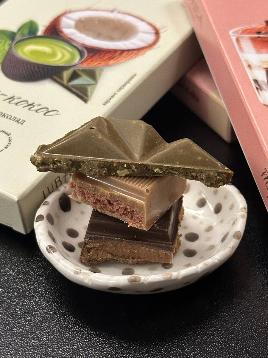 Снизу вверх: шоколад тирамису, клубника со сливками, матча-кокос