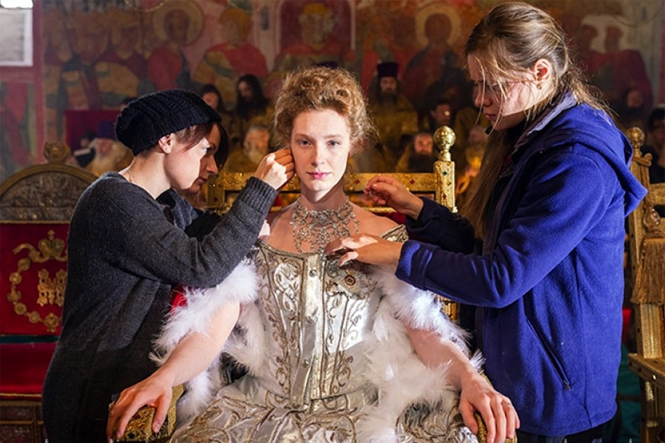    Коронационный наряд императрицы Александры Федоровны, созданный для фильма «Матильда» художником по костюмам Надеждой Васильевой, представляет собой авторскую интерпретацию придворного парадного платья конца XIX века