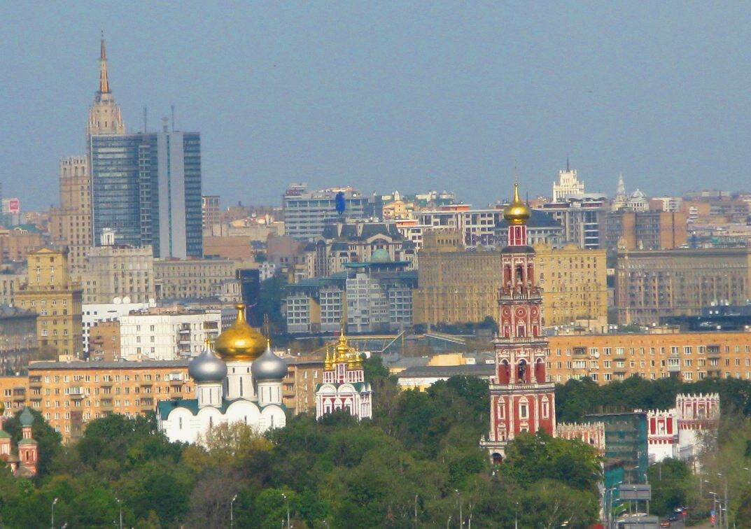 Фото: Панорама Новодевичьего монастыря и окрестностей Москвы. Вид со смотровой площадки на Воробьёвых горах